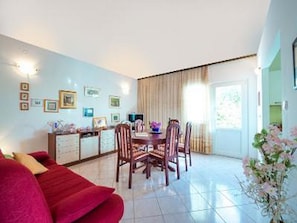 Casa (Three Bedroom Holiday House with Terr) | Sala de estar | Una televisión