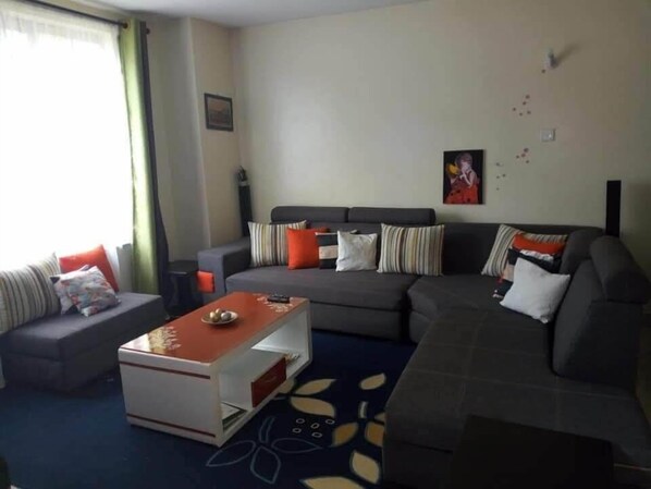 Family Apartment | 2 bedrooms, premium bedding, minibar, individually decorated - RED BUTTERFLYS MANSION (Syokimau)