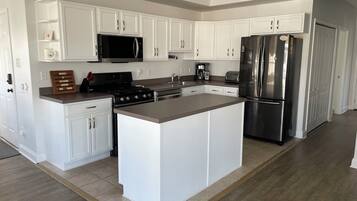 Geladeira, micro-ondas, fogão, cooktop