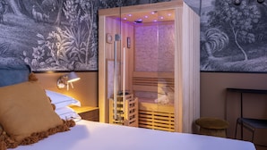 Un dormitorio con cama, mesita de noche, armario de madera y un mural en la pared.