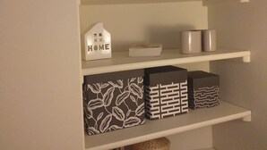 Ein weißes Regal mit Dekorationsobjekten und Büchern.