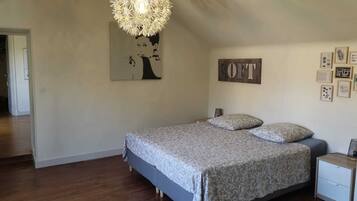 2 bedrooms, desk, iron/ironing board, travel crib