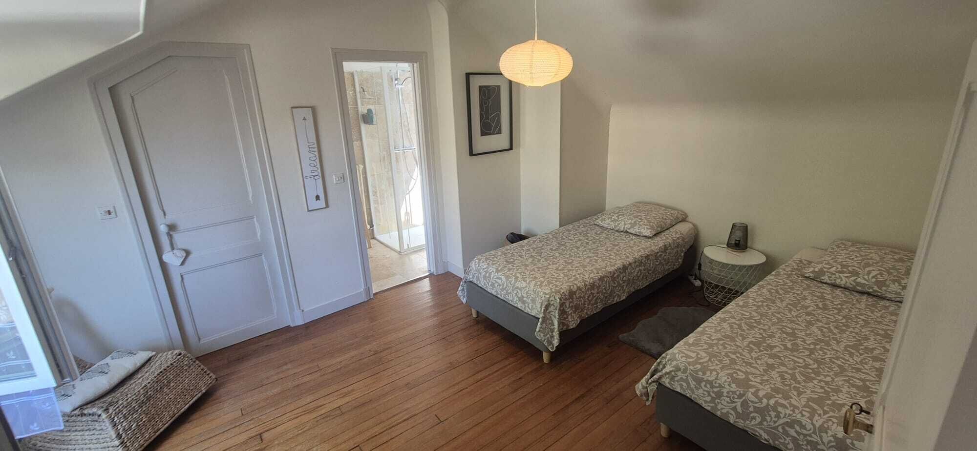 2 makuuhuonetta, työpöytä, silitysrauta/-lauta, vauvan matkasänky