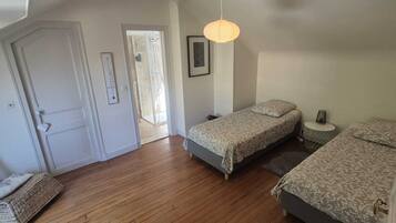 2 dormitoris, escriptori i planxa i posts de planxar