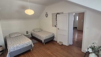 2 Schlafzimmer, Schreibtisch, Bügeleisen/Bügelbrett, Reisekinderbett
