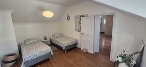 2 bedrooms, desk, iron/ironing board, travel cot - Charming house in Recloses (Recloses)