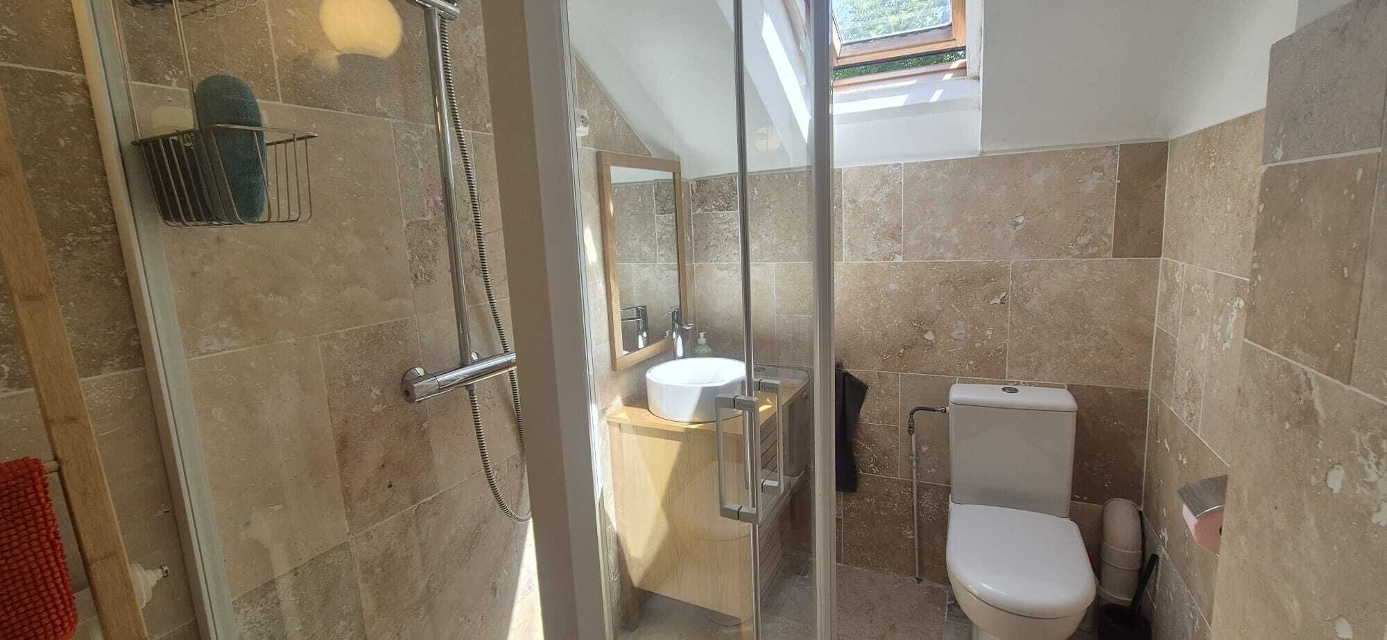 Ducha, secador de pelo, batas, toallas