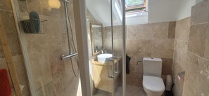 Shower, hair dryer, bathrobes, towels - Charming house in Recloses (Recloses)