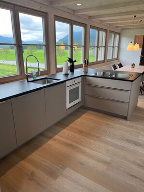 冷蔵庫、オーブン、コンロ、食器洗い機