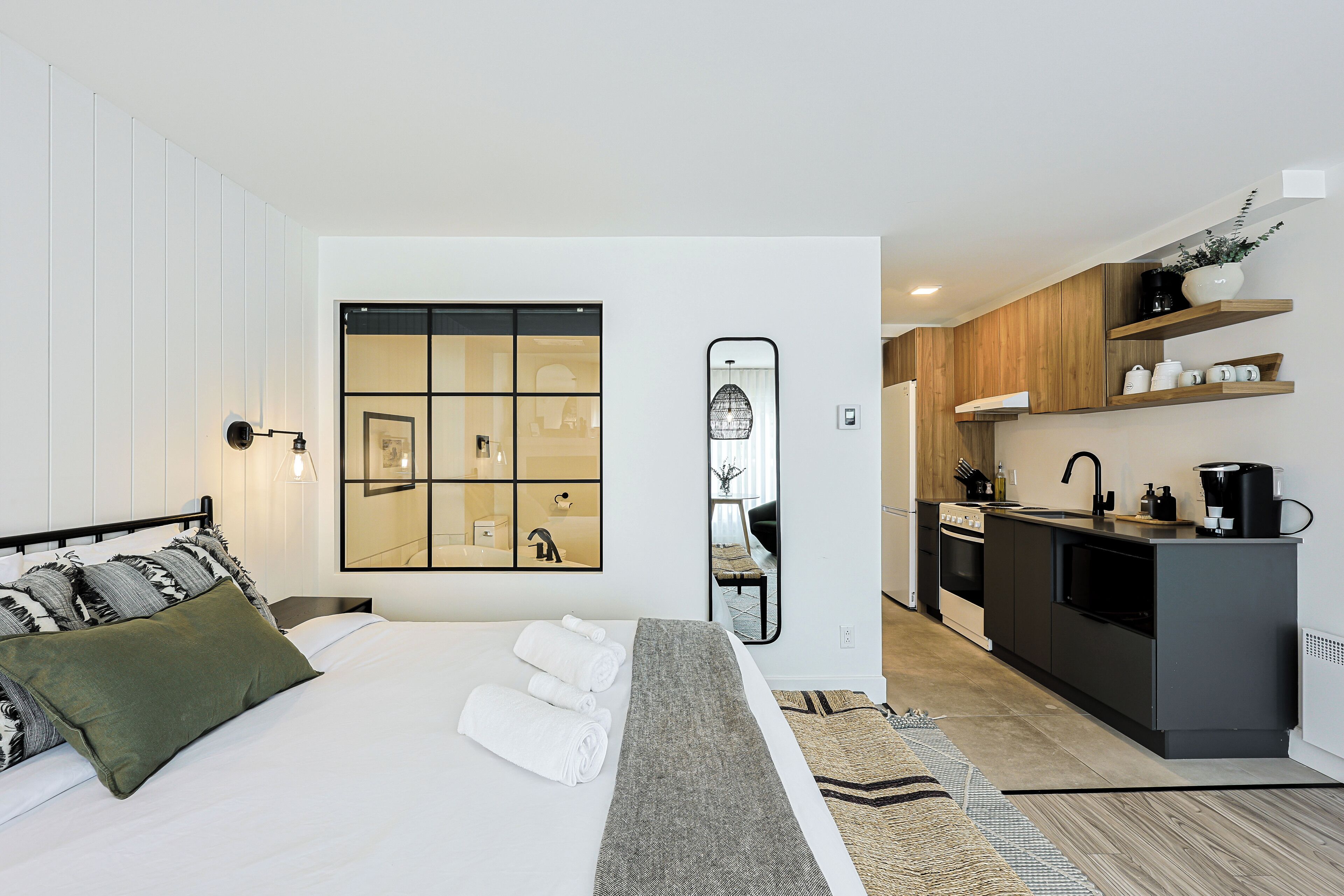 Escritorio y espacio para trabajar con laptop 