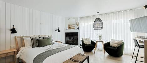 Desk, laptop workspace, iron/ironing board, free WiFi