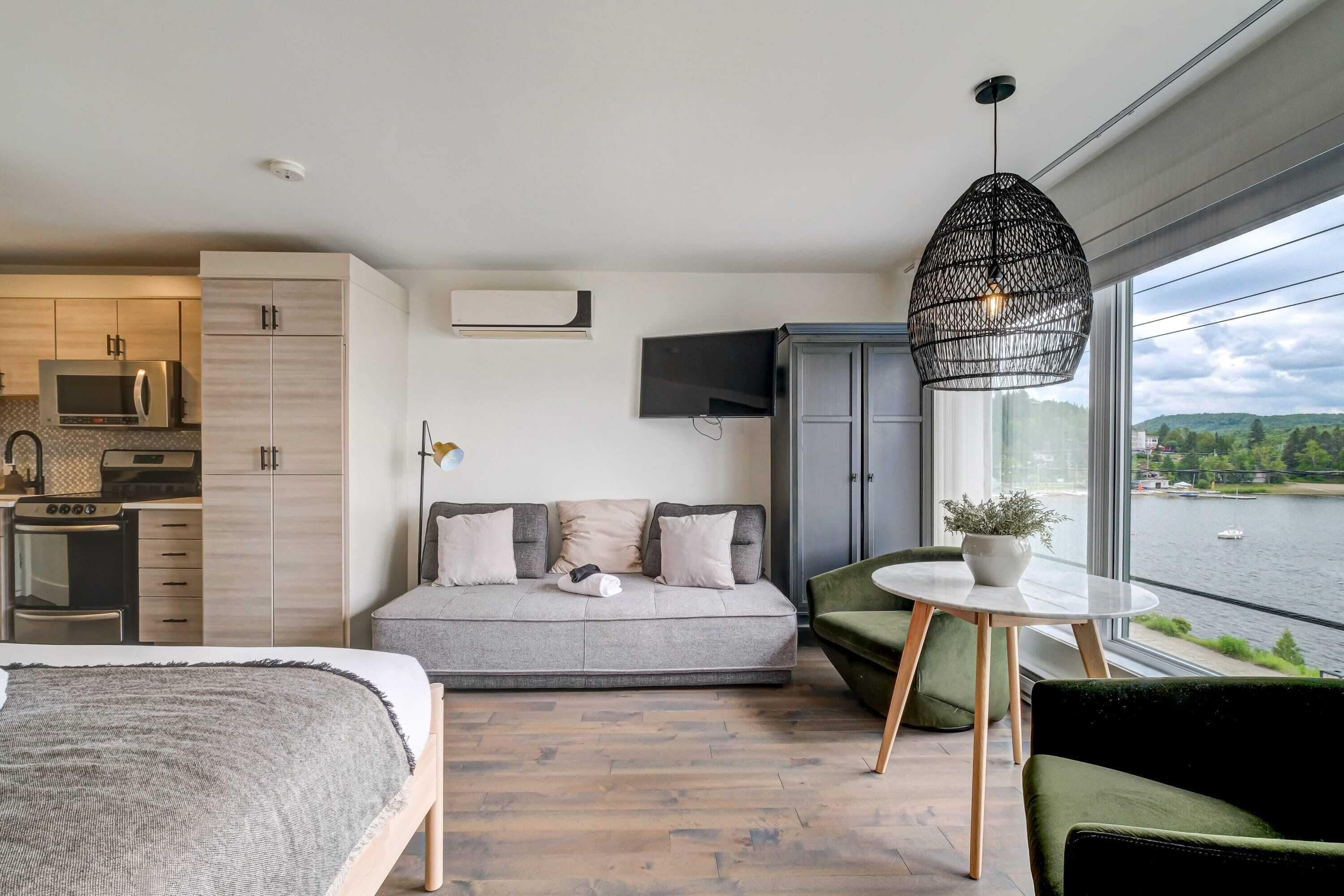 Escritorio y espacio para trabajar con laptop 