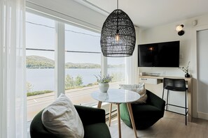 30-inch flat-screen TV with cable channels, TV, fireplace - Les Lofts du Lac des Sables (Sainte-Agathe-des-Monts)