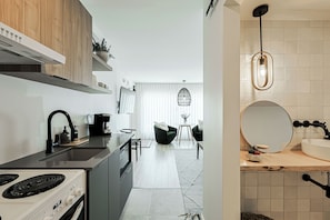 Design Studio, 1 Queen Bed, Kitchen, Lake View | Private kitchen | Fridge, microwave, oven, stovetop