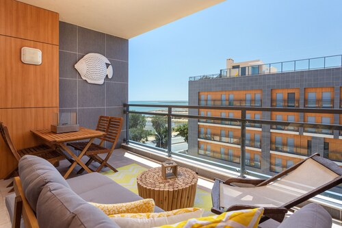 Luxury 2-Bedroom Apartment with RiaView & Rooftop Pool, Village Marina, Olhão