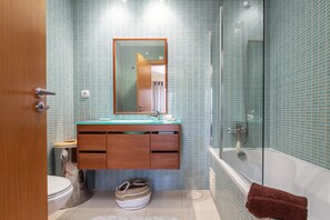 Duschwanne, Haartrockner, Bidet, Handtücher