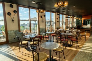 Se ofrece un desayuno bufé (10 EUR por persona)