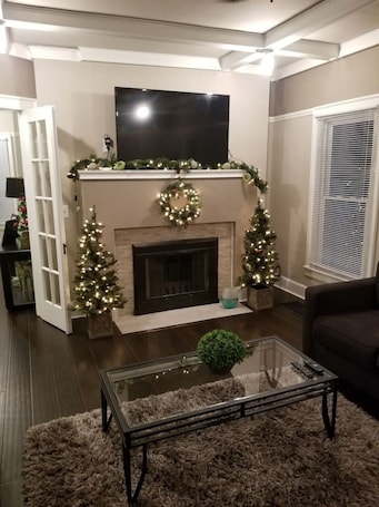 TV, fireplace. Middletown Centenarian 4 Bed 2 Bath Sleeps 12