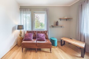 Habitación Deluxe | Área de sala de estar | Piso con calefacción