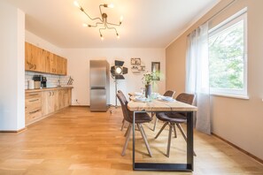 Habitación Deluxe | Área de sala de estar | Piso con calefacción