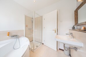 Habitación Deluxe | Baño | Regadera con hidromasaje y amenidades de baño gratuitas