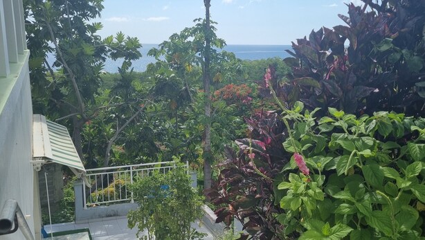 Una scala conduce a un balcone con vista sul mare.