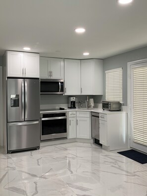 Jääkaappi, mikroaaltouuni, uuni, liesi