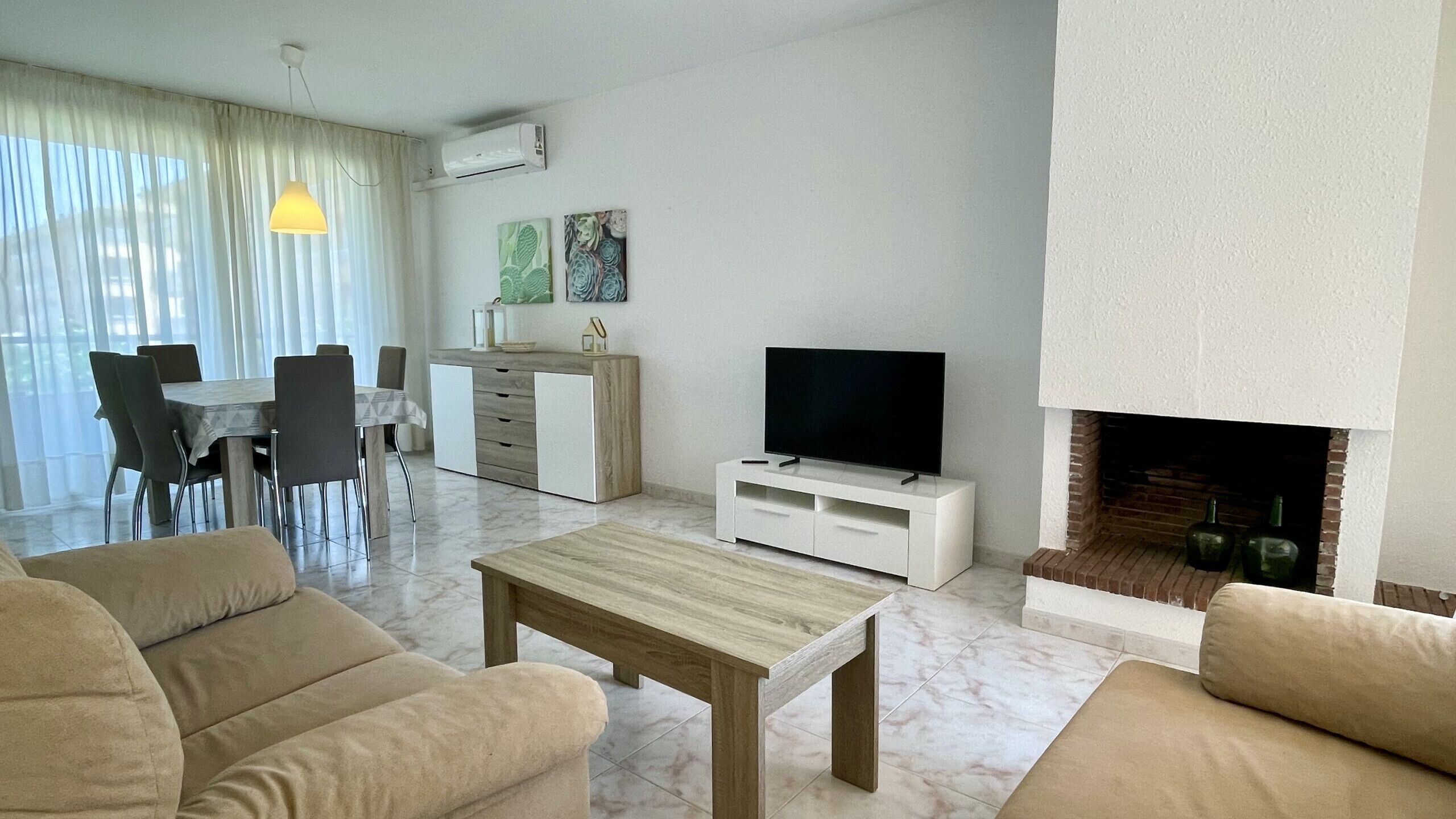 TV, fireplace