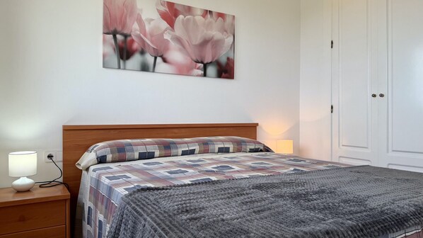 2 عدّة غرف نوم ومكواة/لوح كي وملاءات أسرّة