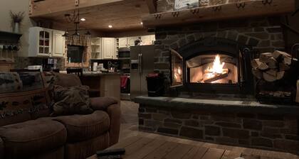 Charming, cozy, rustic Chalet.. Hollywood Hills, OLD FORGE, NY