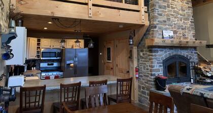 Charming, cozy, rustic Chalet.. Hollywood Hills, OLD FORGE, NY