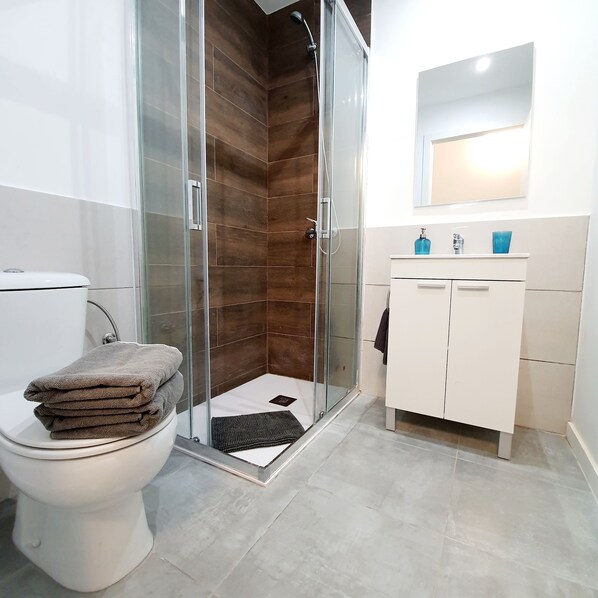 Habitación básica doble | Baño | Toallas 