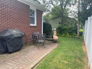 Outdoor dining - Downtown Greer Cottage ⭐️ Walk to downtown!  (Greer)