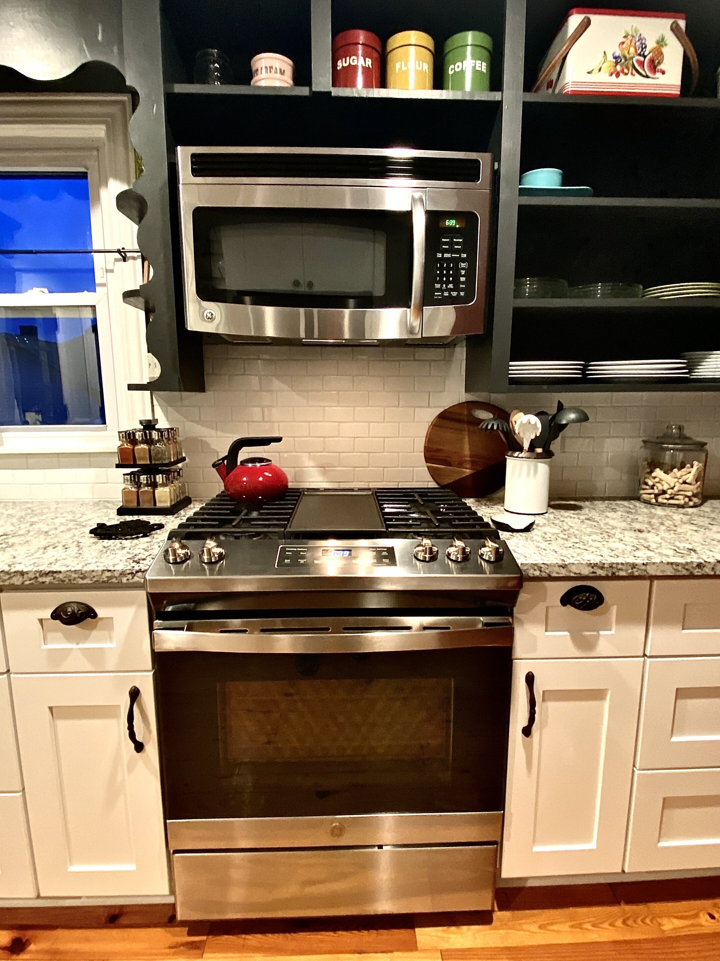 Réfrigérateur, micro-ondes, four, plaque de cuisson