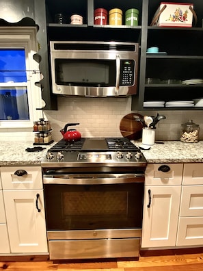 Fridge, microwave, oven, stovetop - Downtown Greer Cottage ⭐️ Walk to downtown! (Greer)