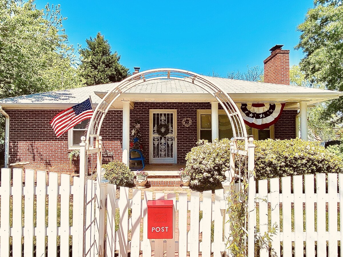 Downtown Greer Cottage ⭐️ Walk to downtown!