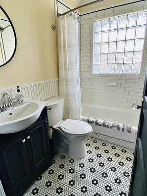 Ensemble douche/baignoire, sèche-cheveux, serviettes fournies, savon