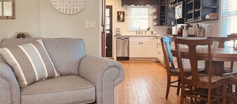 Downtown Greer Cottage ⭐️ Walk to downtown! 