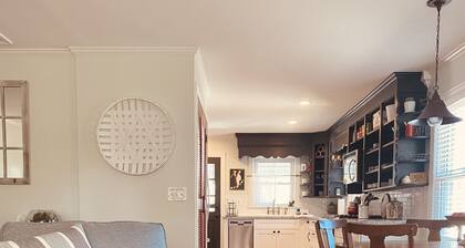 Downtown Greer Cottage ⭐️ Walk to downtown!