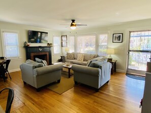 Smart TV - Downtown Greer Cottage ⭐️ Walk to downtown! (Greer)