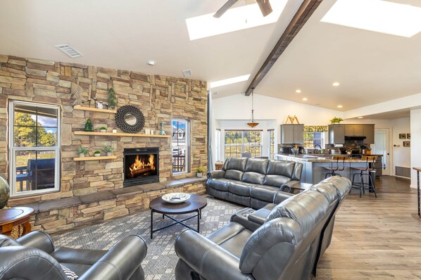 تلفزيون، مدفأة، كرة قدم الطاولة، تنس طاولة