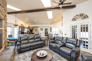 تلفزيون، مدفأة، كرة قدم الطاولة، تنس طاولة