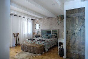 4 habitaciones, escritorio y tabla de planchar con plancha 