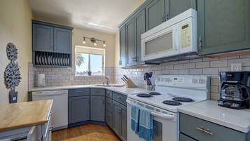 Geladeira, micro-ondas, fogão, cooktop