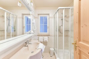 Douche, sèche-cheveux, bidet, serviettes fournies