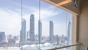 Un edificio alto con balcón de vidrio, que ofrece vistas de la ciudad.