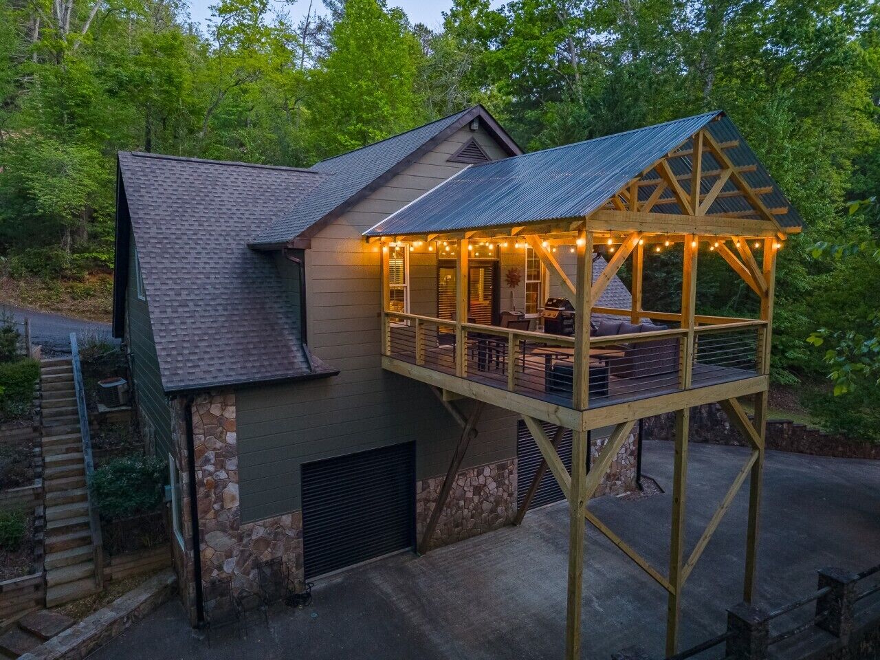 Un bâtiment à deux étages doté d’un balcon, de fondations en pierre et d’un toit en métal.