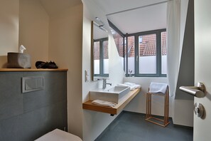 Douche, sĂšche-cheveux, serviettes fournies, savon