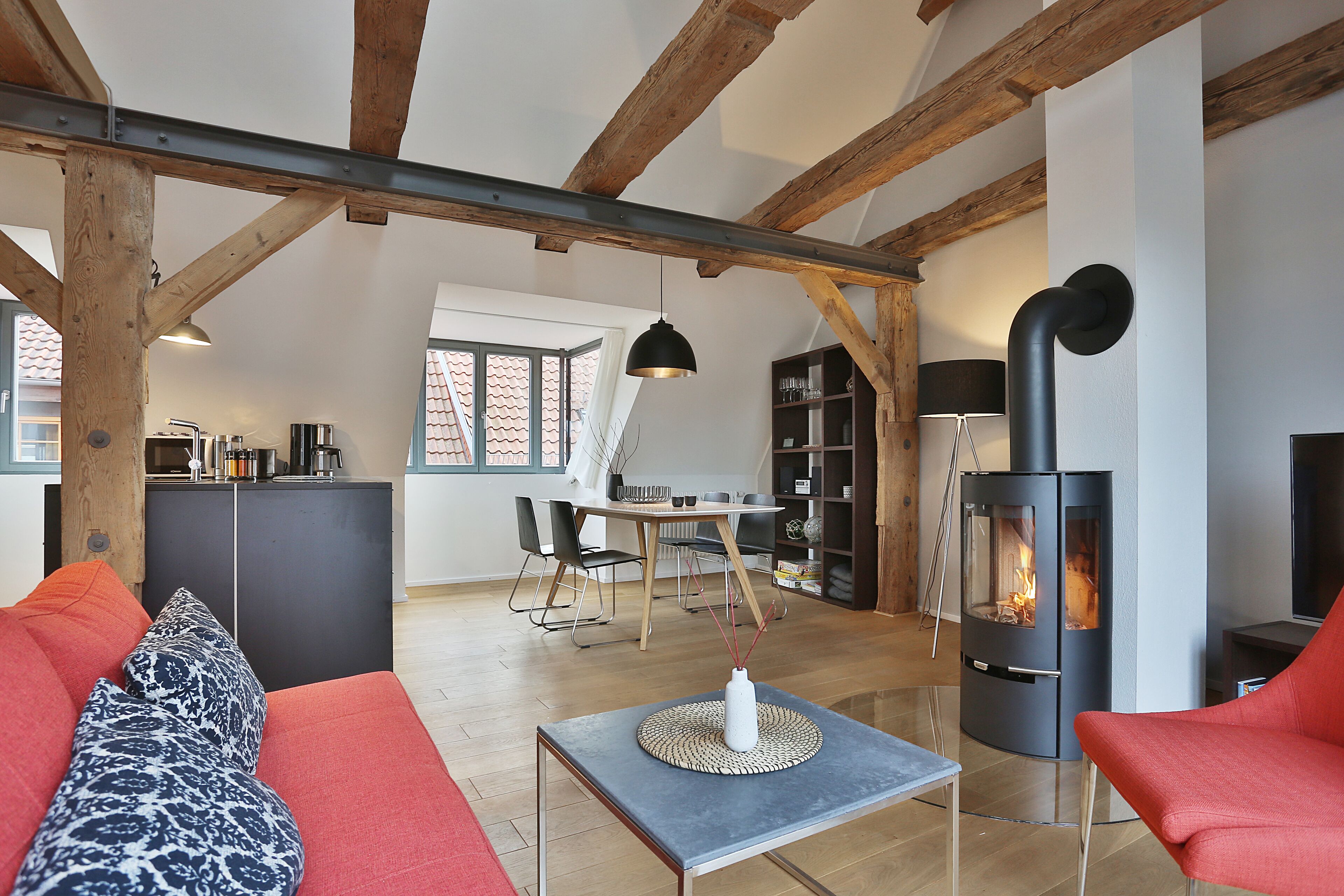 Smart-TV, Kamin, Bücher, Stereoanlage