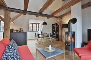 Smart-TV, Kamin, Bücher, Stereoanlage